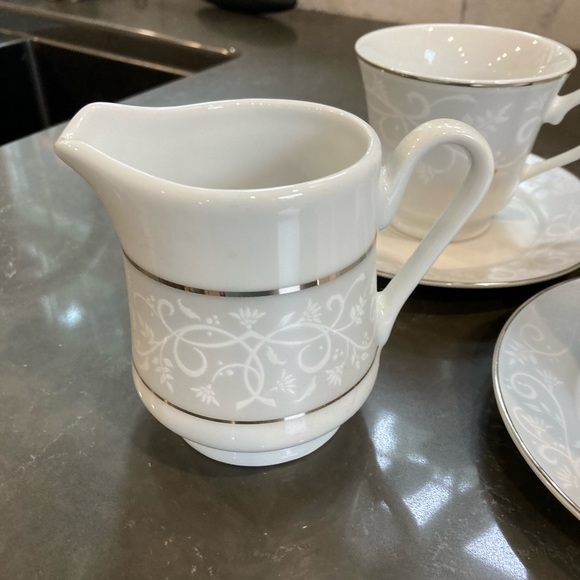 Coffee cups, saucers and creamer. Chris Madden for home collection. - Picture 5 of 6